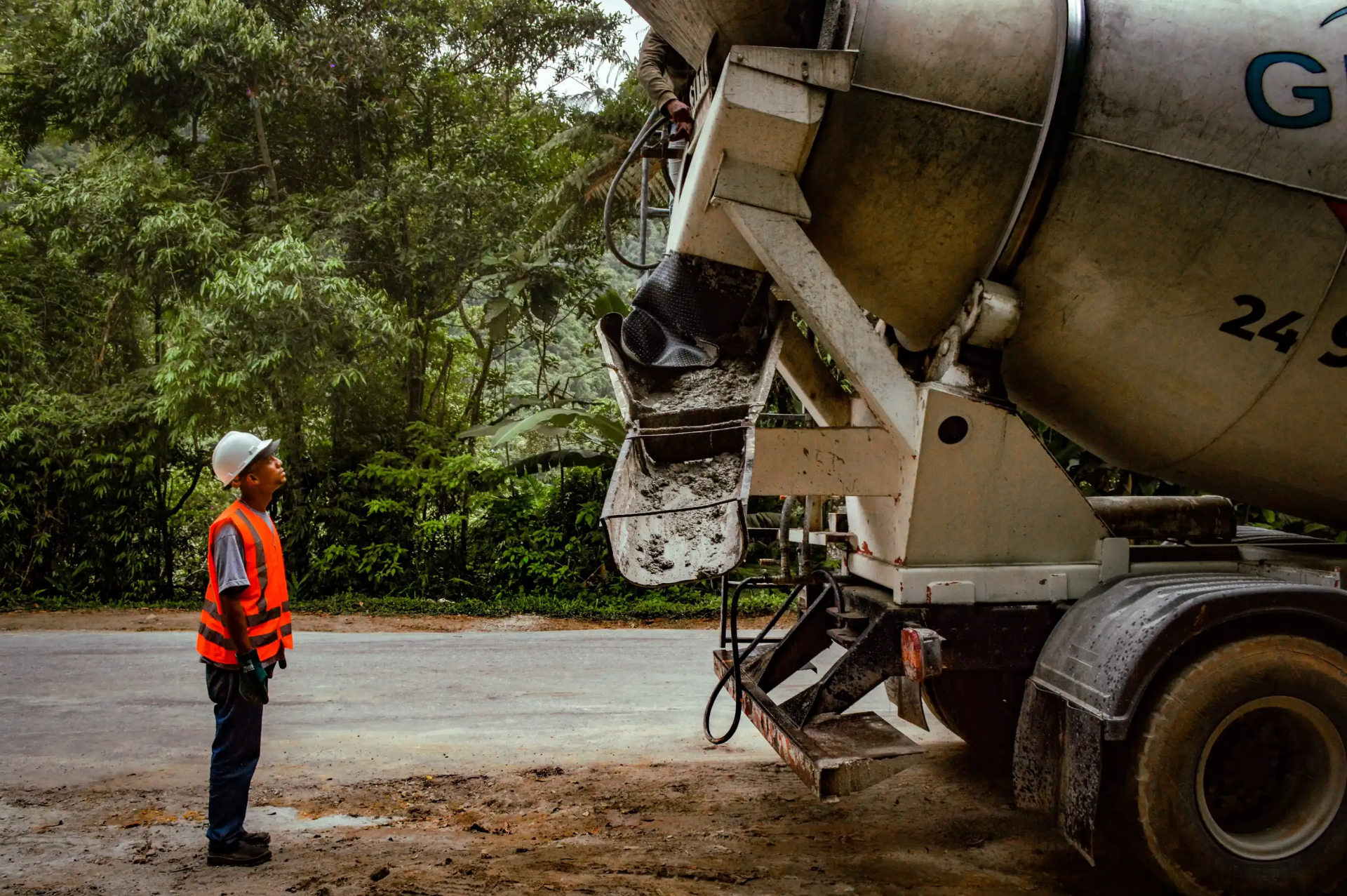 Técnico do Laboratório HCT acompanhando a descarga do caminhão betoneira em obra